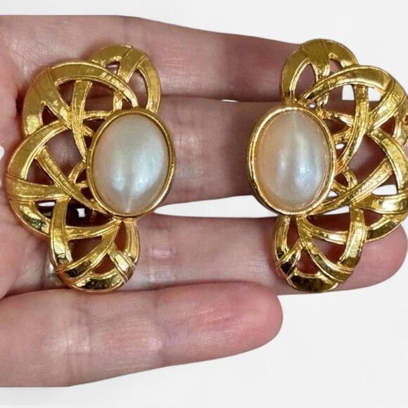 Avon Gold Tone  and Faux Pearl Clip on Earrings - Picture 1 of 3